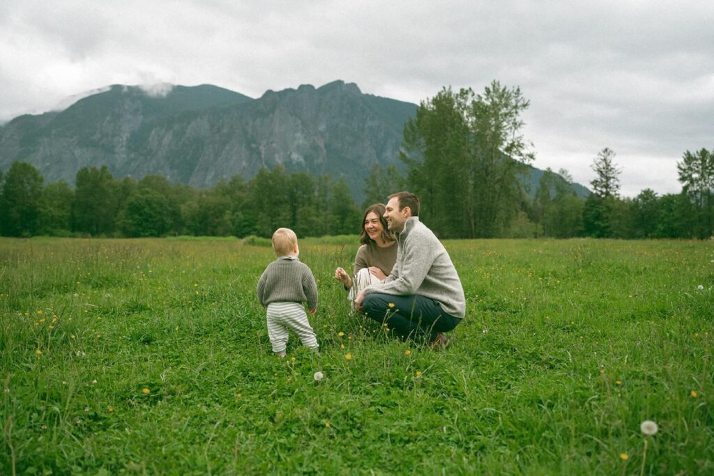 outdoor spring family photos in snoqualmie
