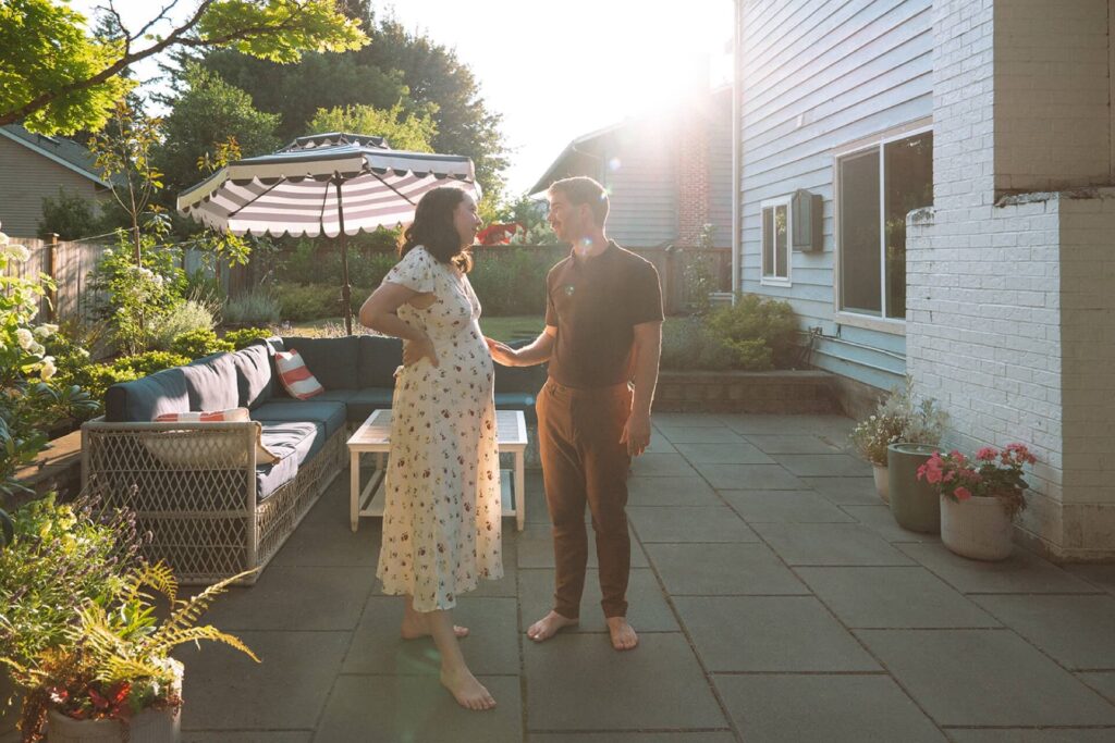 golden hour maternity photos in kirkland