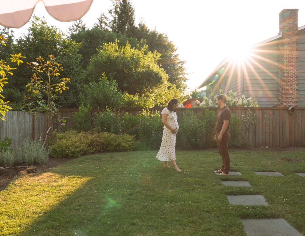 golden hour maternity photos in kirkland